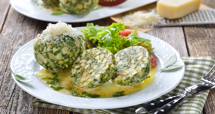 Bärlauchknödel mit Buttersaft und grünem Blattsalat